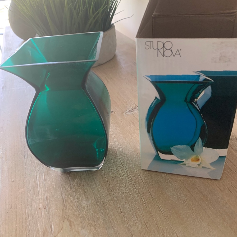 Mikasa Studio Nova Mirage Sculpted Vase - Picture 10 of 12